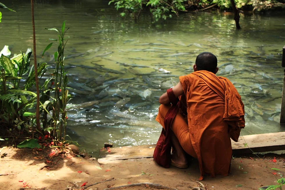 Monnik bij de Fish Cave